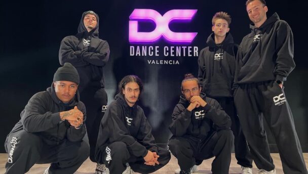 chanda con capucha negro dance center en distintas tallas